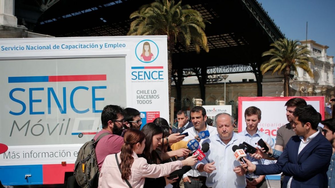 ¿Buscas trabajo? Nicolás Monckeberg anuncia feria laboral online