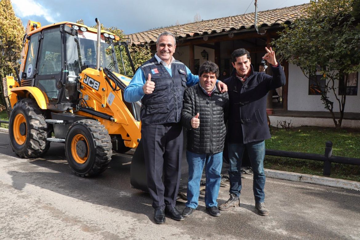 Intendente Milad realiza entrega de retroexcavadora para Vichuquén