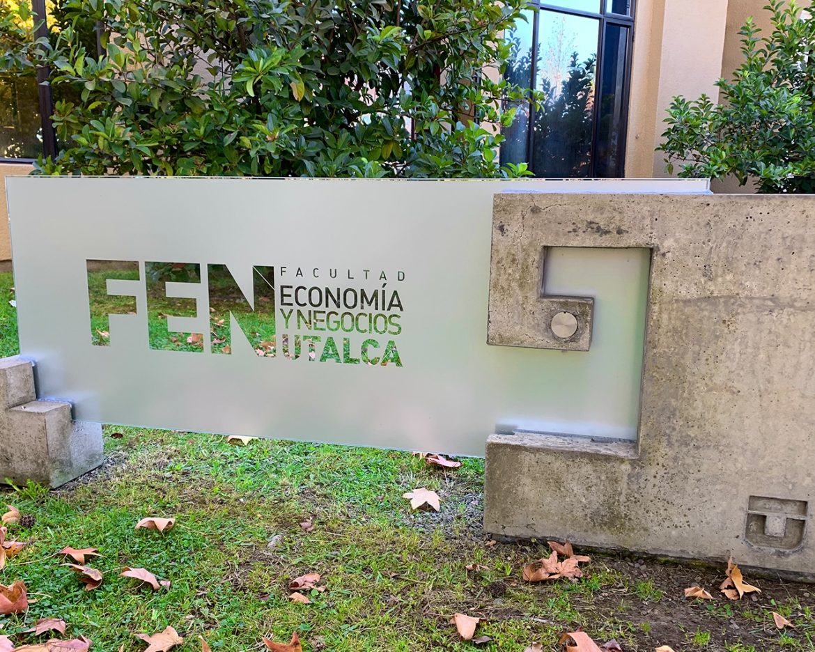 Magíster de la Facultad de Economía y Negocios de la UTALCA fue certificado por el Minsal