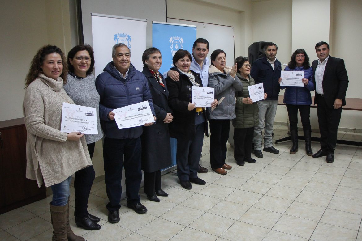 Histórica entrega de Fondeve para Juntas de Vecinos en Linares