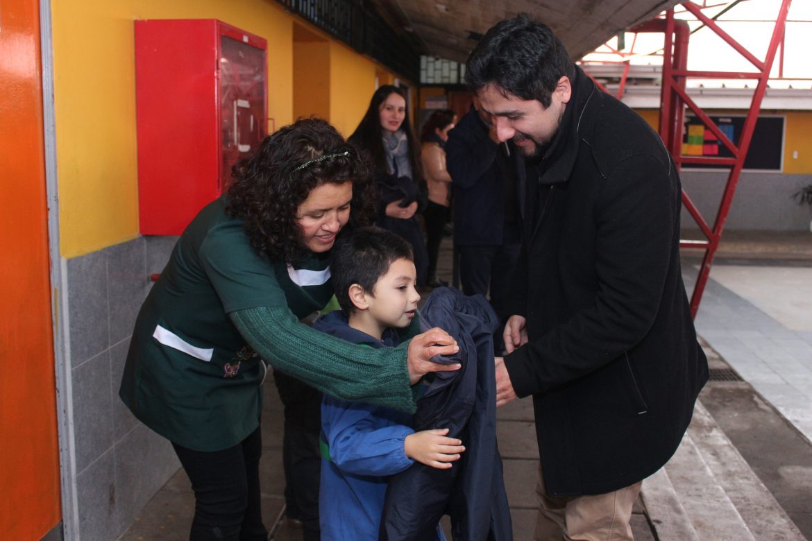 Comenzó la entrega de 3 mil chaquetas para los alumnos de la comuna de Colbún