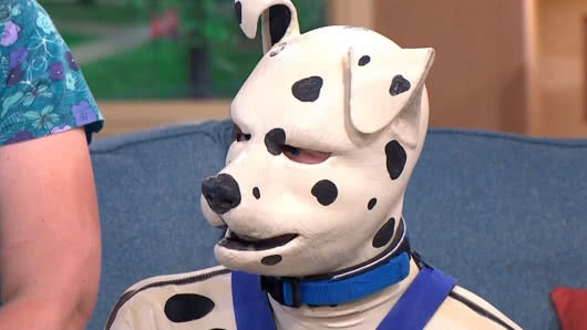 Británico vive como perro dálmata y pide ser reconocido como el primer hombre transespecie