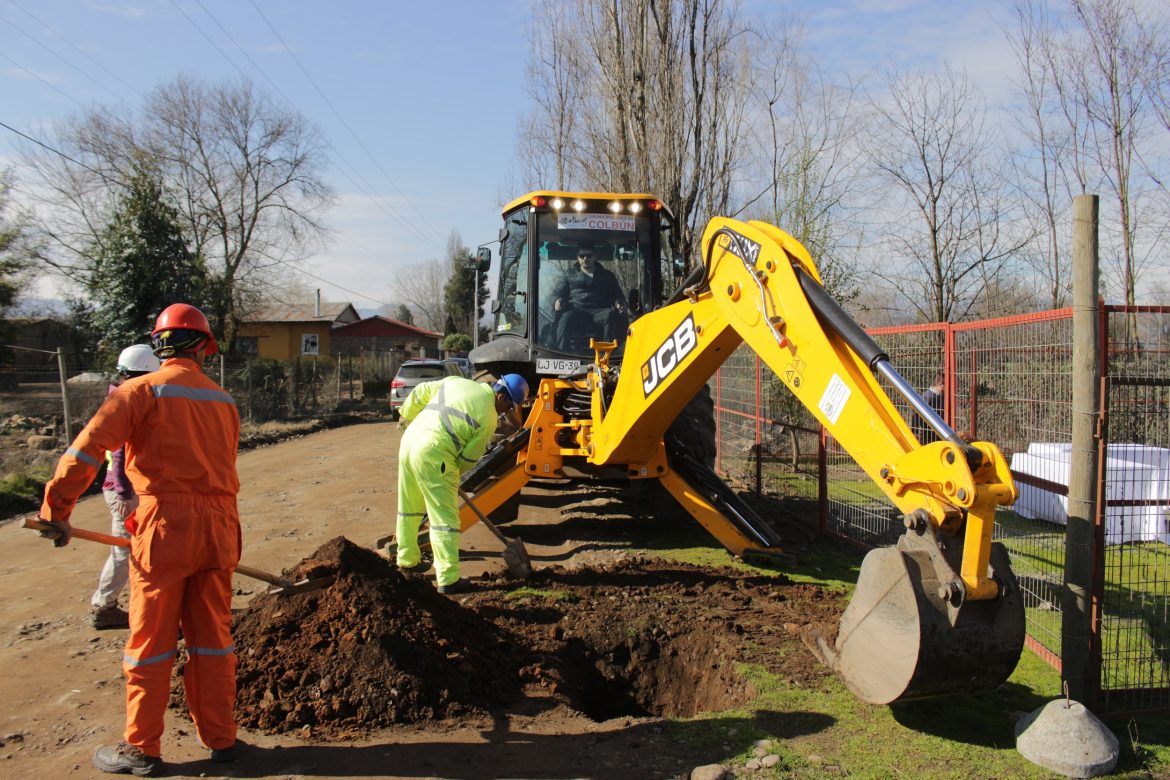 AUTORIDADES Y VECINOS COLOCARON 1° PIEDRA DE ASFALTO MILLAMALAL-HUASO CAMPESINO EN COLBÚN