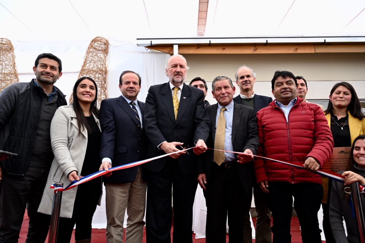 Ministro Prokurica entrega viviendas construidas por Collahuasi a familias afectadas por incendios forestales en Santa Olga