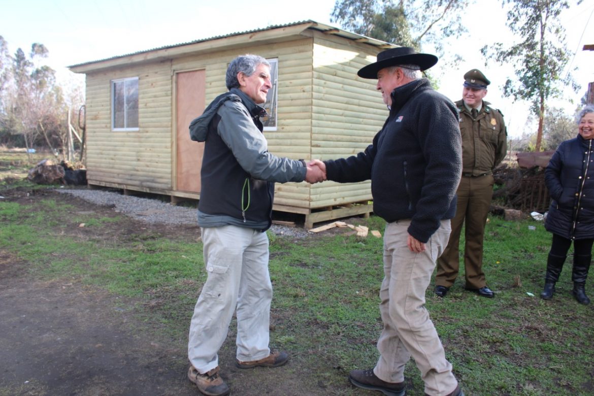 ALCALDE DE LONGAVÍ HACE ENTREGA DE CASA A JAIME PARADA EN SECTOR LOS CRISTALES