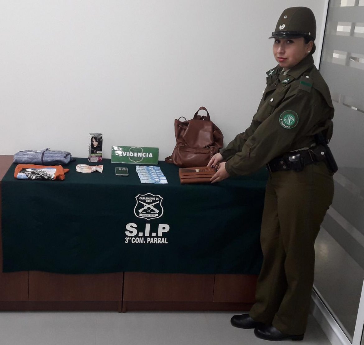 CARABINEROS DETIENE A DOS MUJERES POR HURTOS OCASIONADOS EN EL CENTRO DE PARRAL.