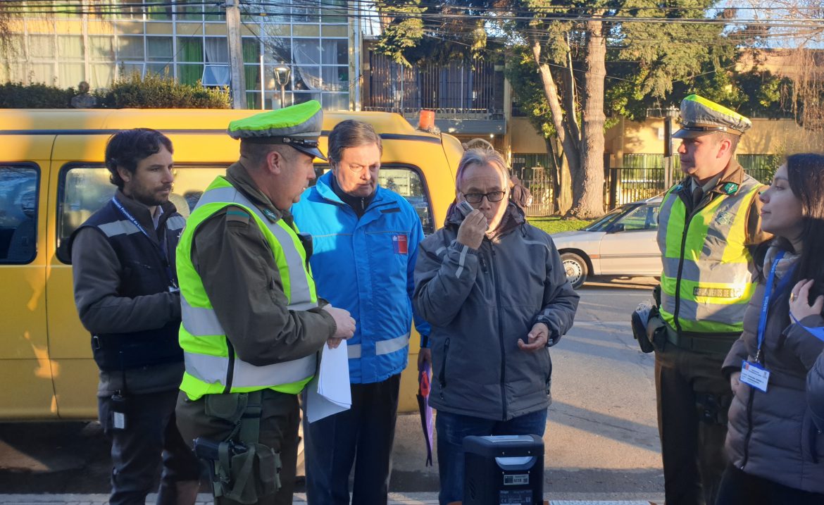 SENDA y Carabineros de Linares realizaron controles preventivos con alcotest y narcotest a choferes de furgones escolares