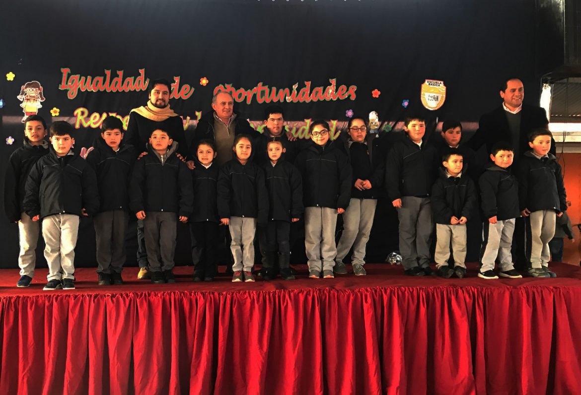 Más de 3 mil estudiantes de Colbún recibieron sus parkas gracias a proyecto del municipio