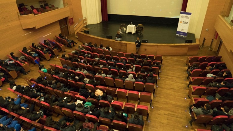 Nati Chuleta compartió con alumnos de 4to medio en Linares