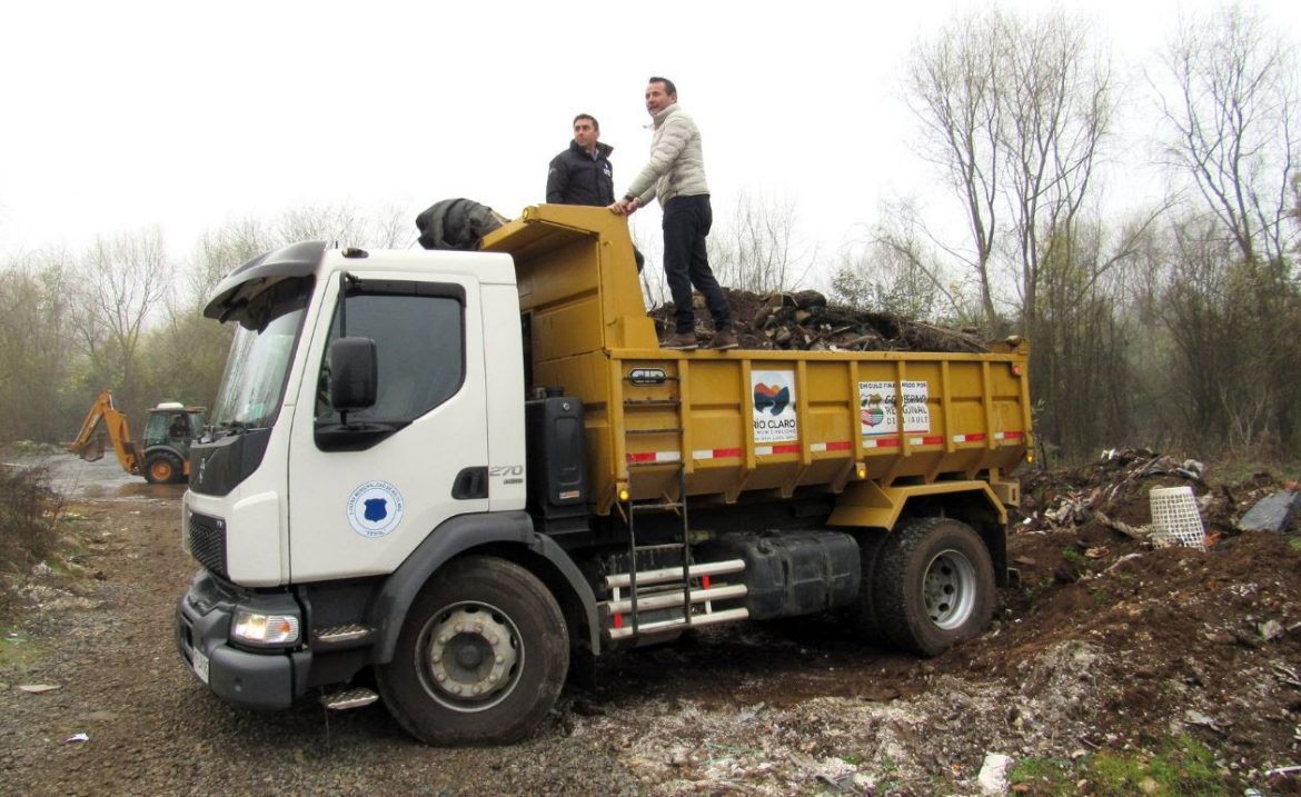Seremi del Medio Ambiente asiste a limpieza de microbasural en ribera del Río Claro