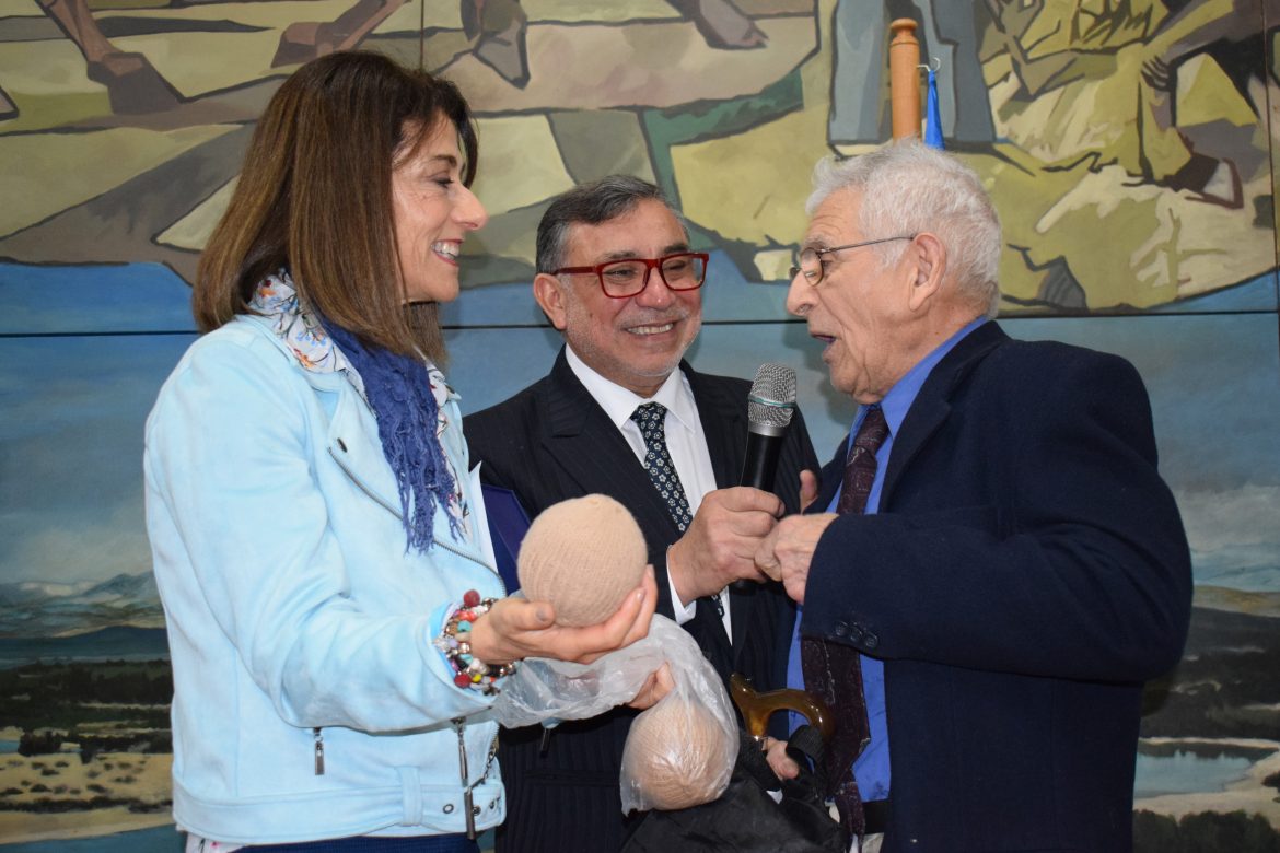 SEREMI DEL DEPORTE ENTREGÓ RECONOCIMIENTO ESPECIAL EN CONCURSO LITERARIO “CARLOS BERNAL SILVA”.
