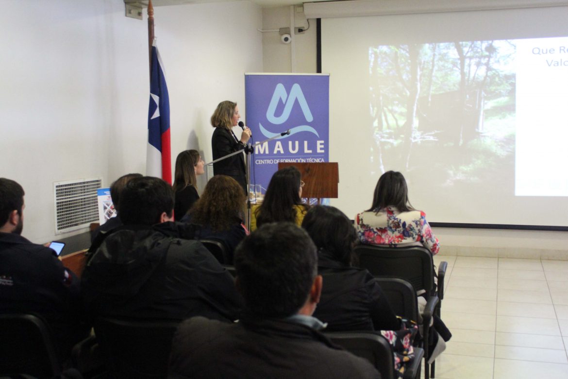Asistentes a seminario de turismo de CFT Estatal del Maule valoraron realización del evento