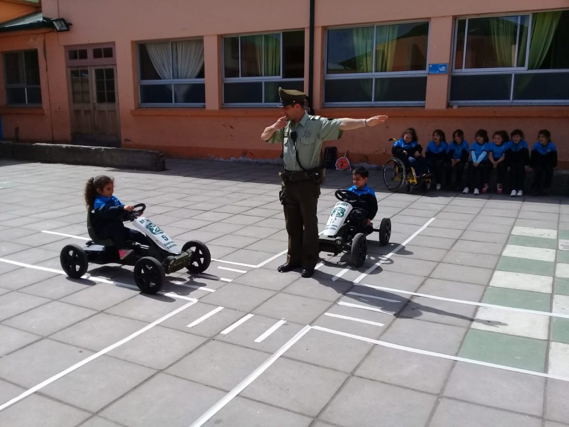 CARABINEROS EDUCAN A LOS NIÑOS DE LA ESCUELA GERÓNIMO LAGOS LISBOA SOBRE TRÁNSITO VIAL Y SEÑALETICA EN SAN JAVIER.