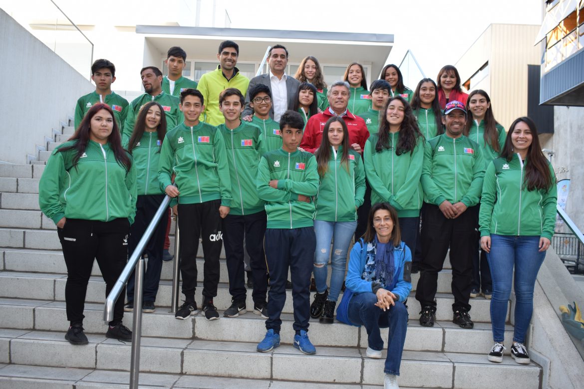 DEPORTISTAS CURICANOS RECIBIERON VESTIMENTA OFICIAL QUE UTILIZARÁN EN JUEGOS DEPORTIVOS ESCOLARES