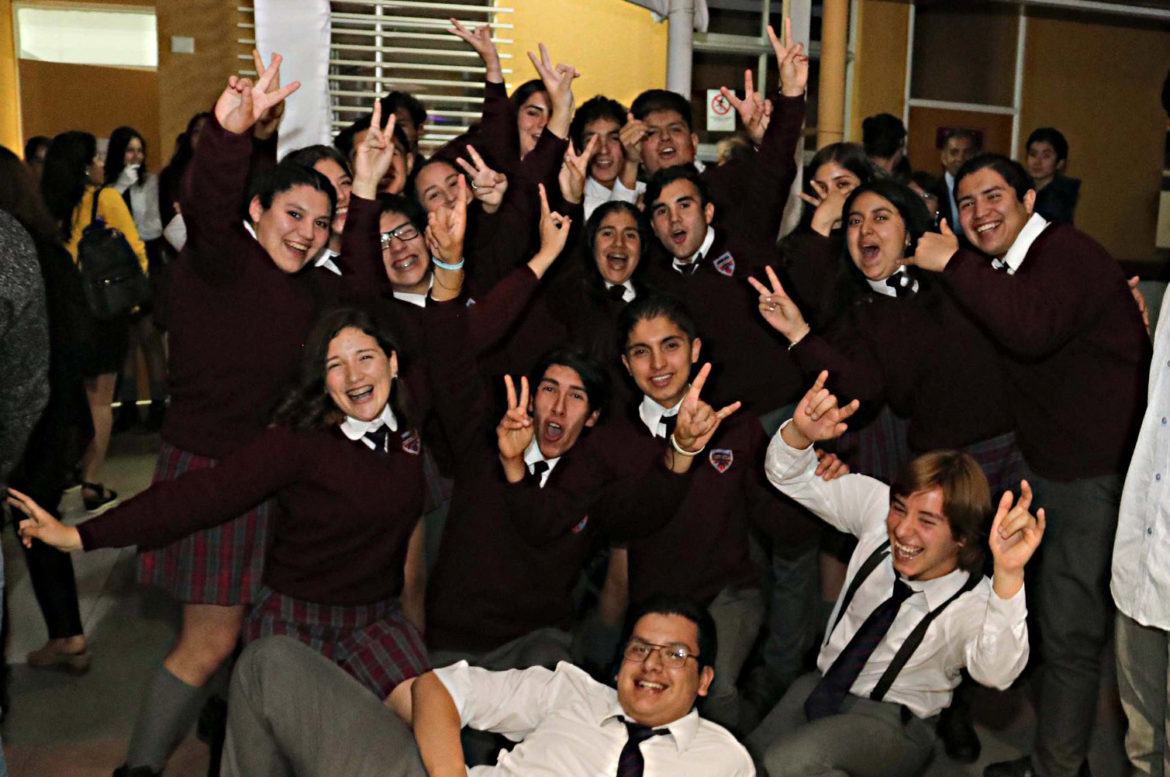 106 estudiantes se licenciaron de 4to medio en el Liceo de Colbún