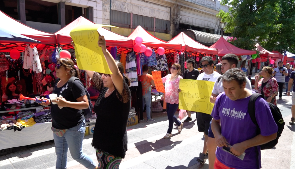 Comerciantes ambulantes le doblan la mano al alcalde y se quedan en la calle