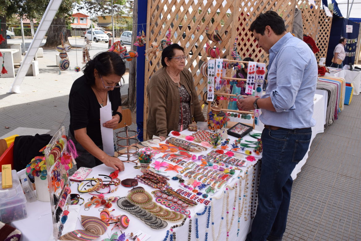 Treintena de emprendedores exhibirá y comercializará sus mejores productos en la Plaza de Armas de Hualañé