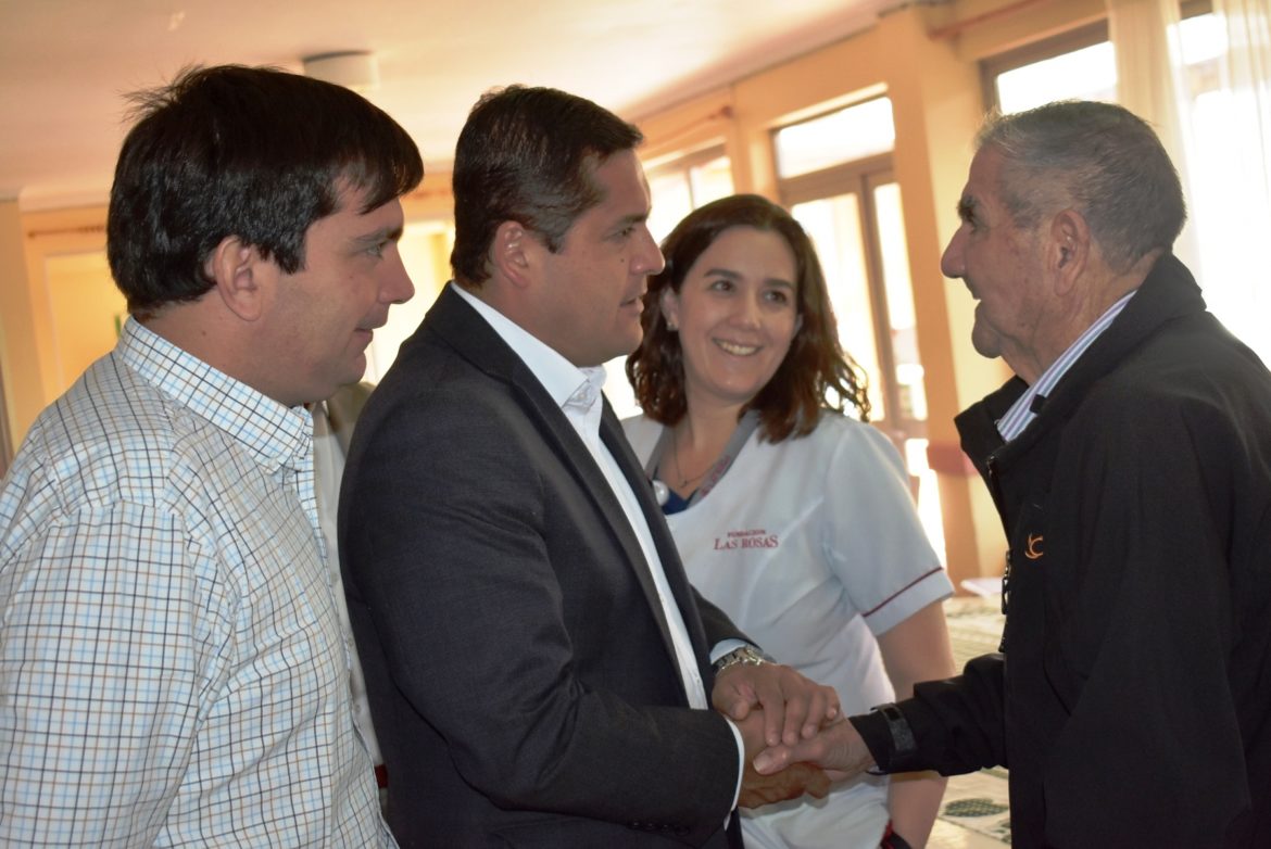 Gobierno entrega importantes recursos a dos hogares de adultos mayores en la provincia de Linares