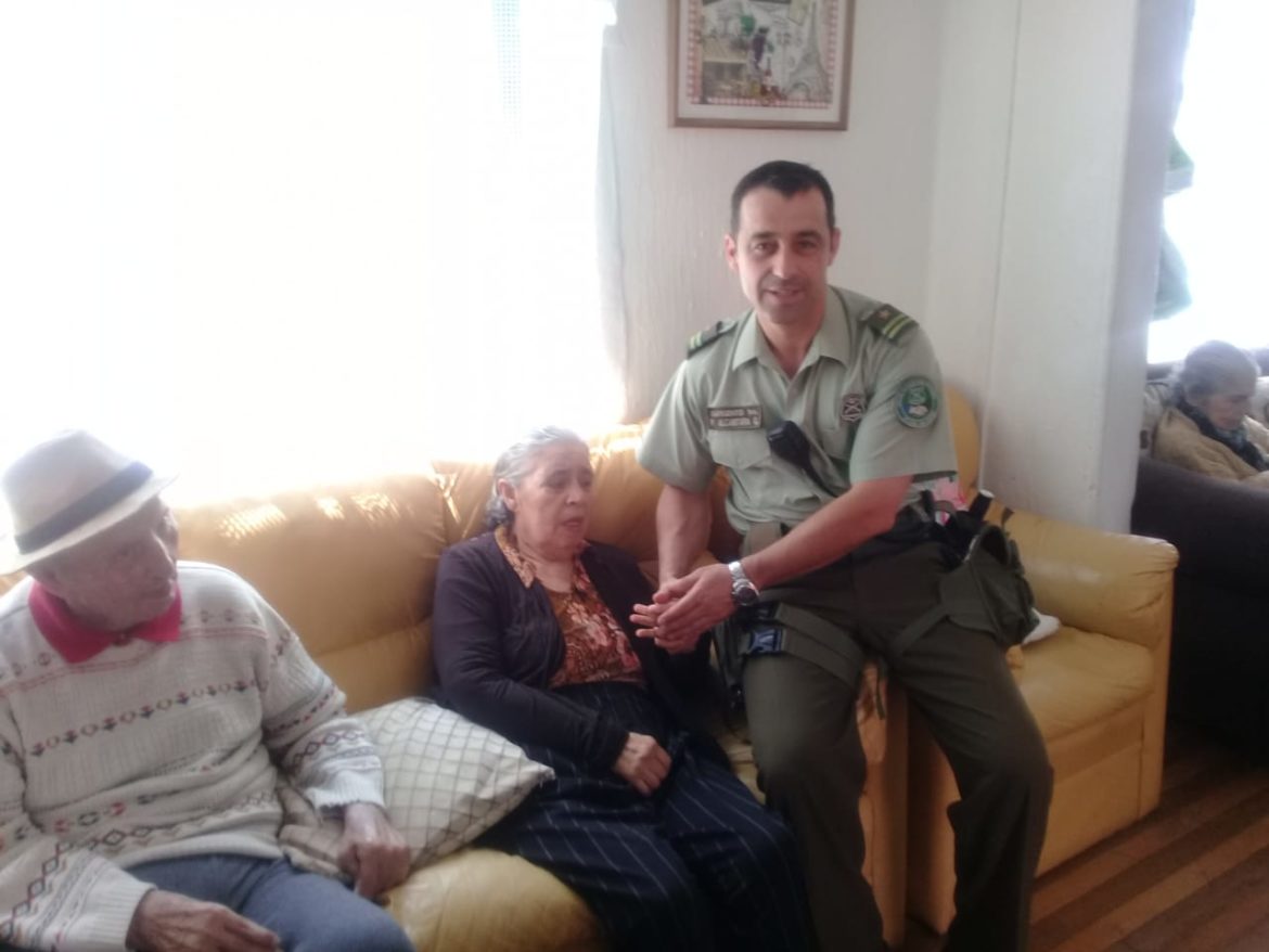 CARABINEROS DE SAN JAVIER VISITAN A ADULTOS MAYORES DE LA COMUNA.
