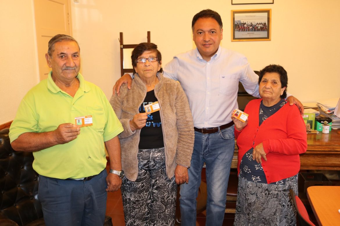 EN LICANTÉN: ALCALDE MARCELO FERNÁNDEZ VILOS HACE ENTREGA DE CREDENCIALES DE REBAJA EN TRANSPORTE A ADULTOS MAYORES DE LA COMUNA