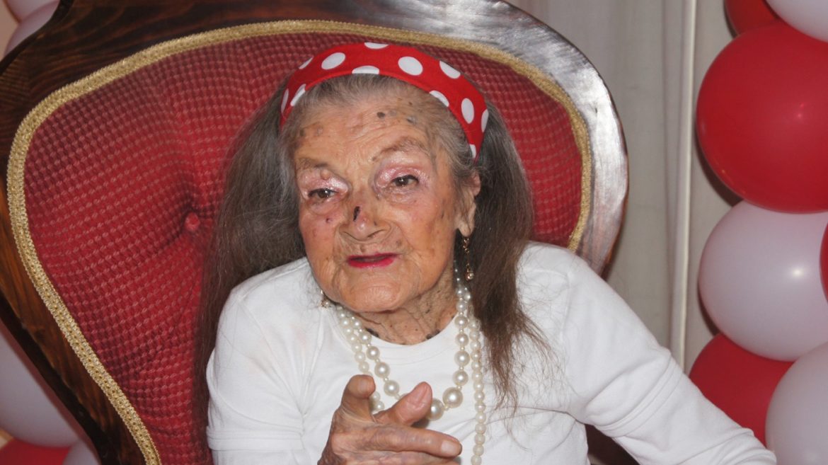 CELEBRAN CUMPLEAÑOS N°103 DE ADULTA MAYOR RESIDENTE EN EL ELEAM DE CAUQUENES