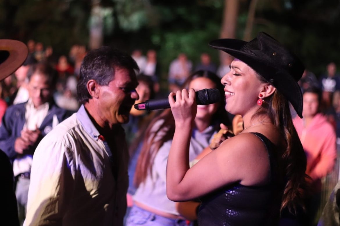 VECINOS DE ORILLA DE MAULE DISFRUTARON DE LA MÚSICA KITSCH DE LA DOBLE DE YURI Y TERMINARON BAILANDO CON LOS PINCHEIRAS DEL SUR