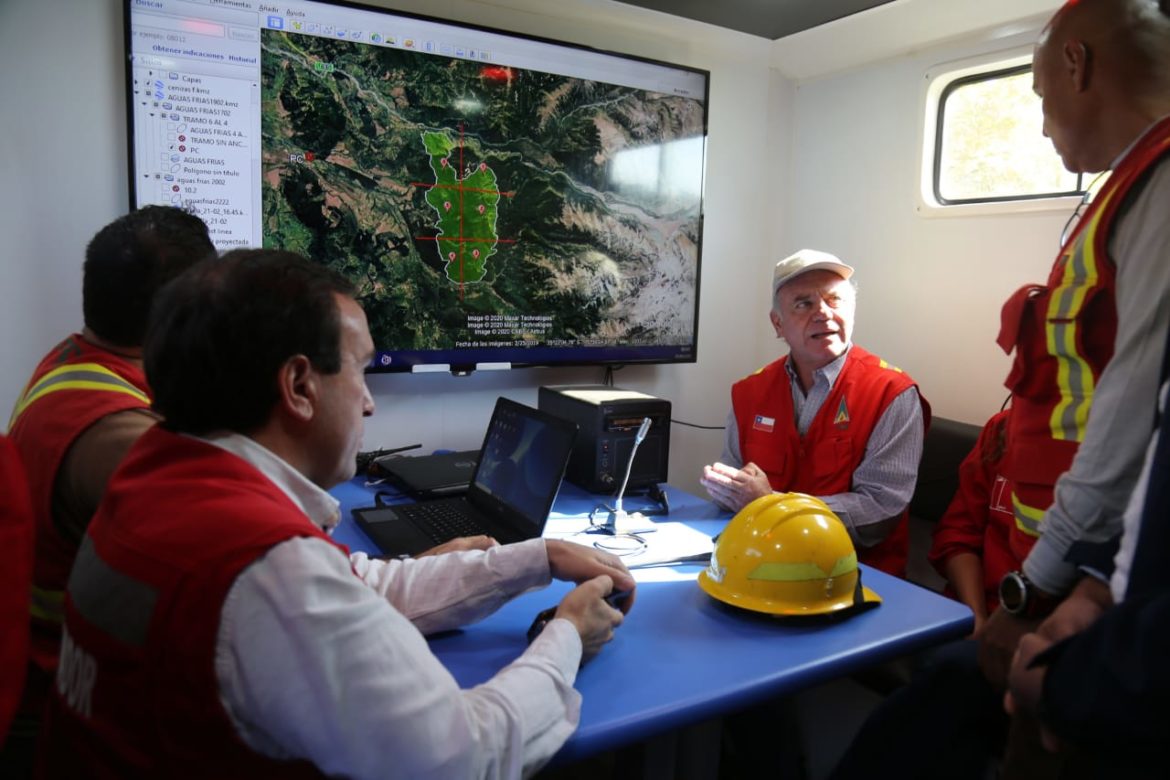 Ministro Walker monitorea en terreno combate de incendio de Agua Fría: “En las últimas 48 horas hemos tenido buenas noticias, el perímetro está contenido en un 80% – 85%”