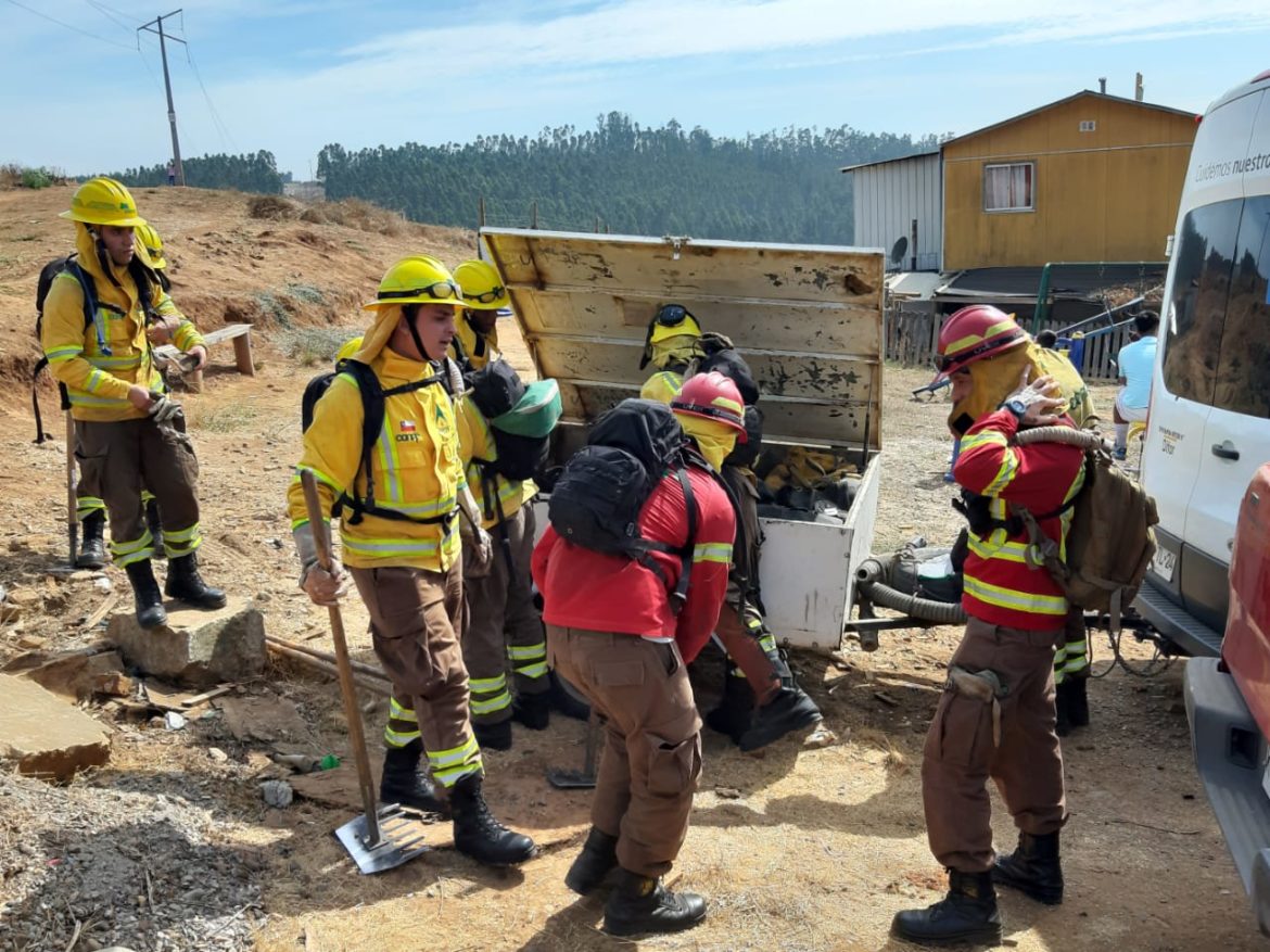 18 aeronaves y 13 brigadas terrestres trabajan para contener incendio en Constitución