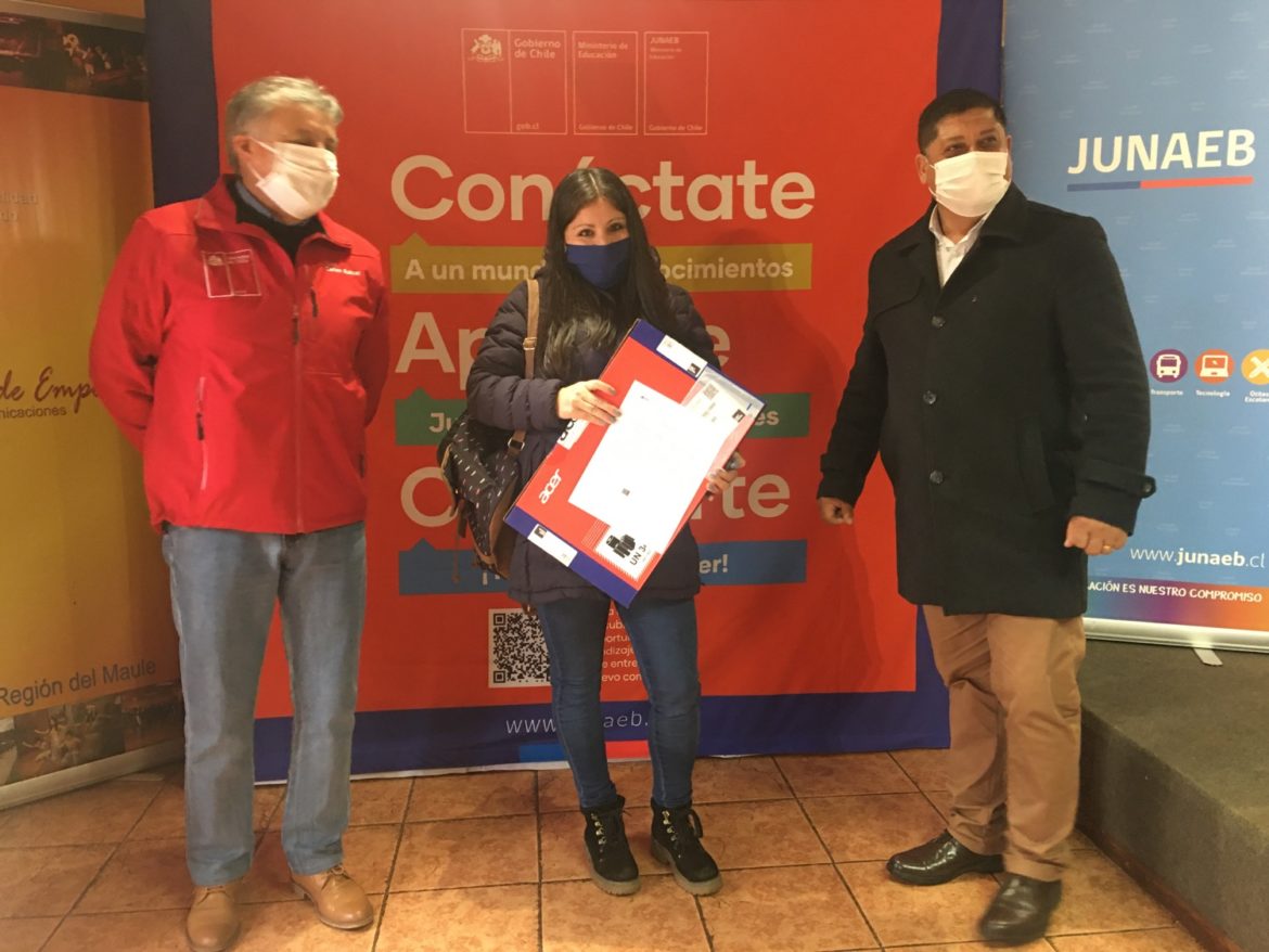 Autoridades destacan labor de alcaldes y actitud de beneficiarios en entregas de computadores