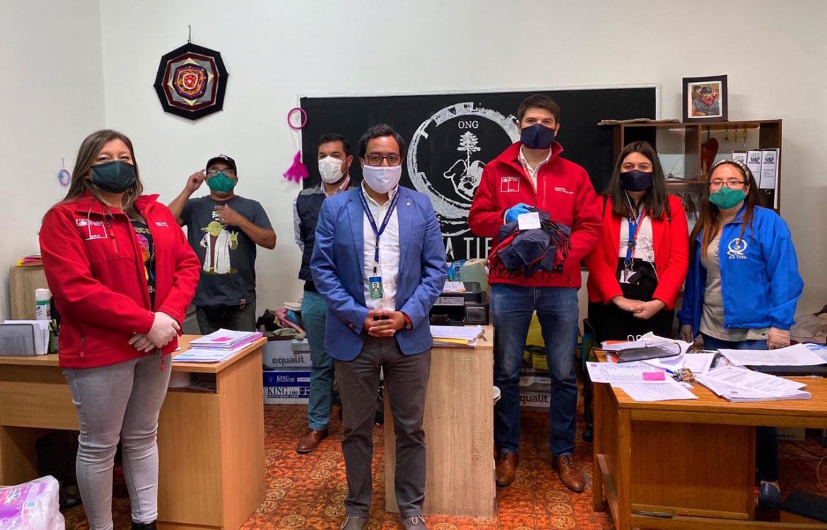 Gobernador de Curicó y jefe de gabinete del diputado Hugo Rey entregan mascarillas para personas en situación de calle