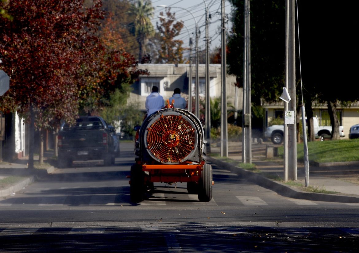 Covid-19: Tractores siguen sanitizando el sector urbano de Curicó