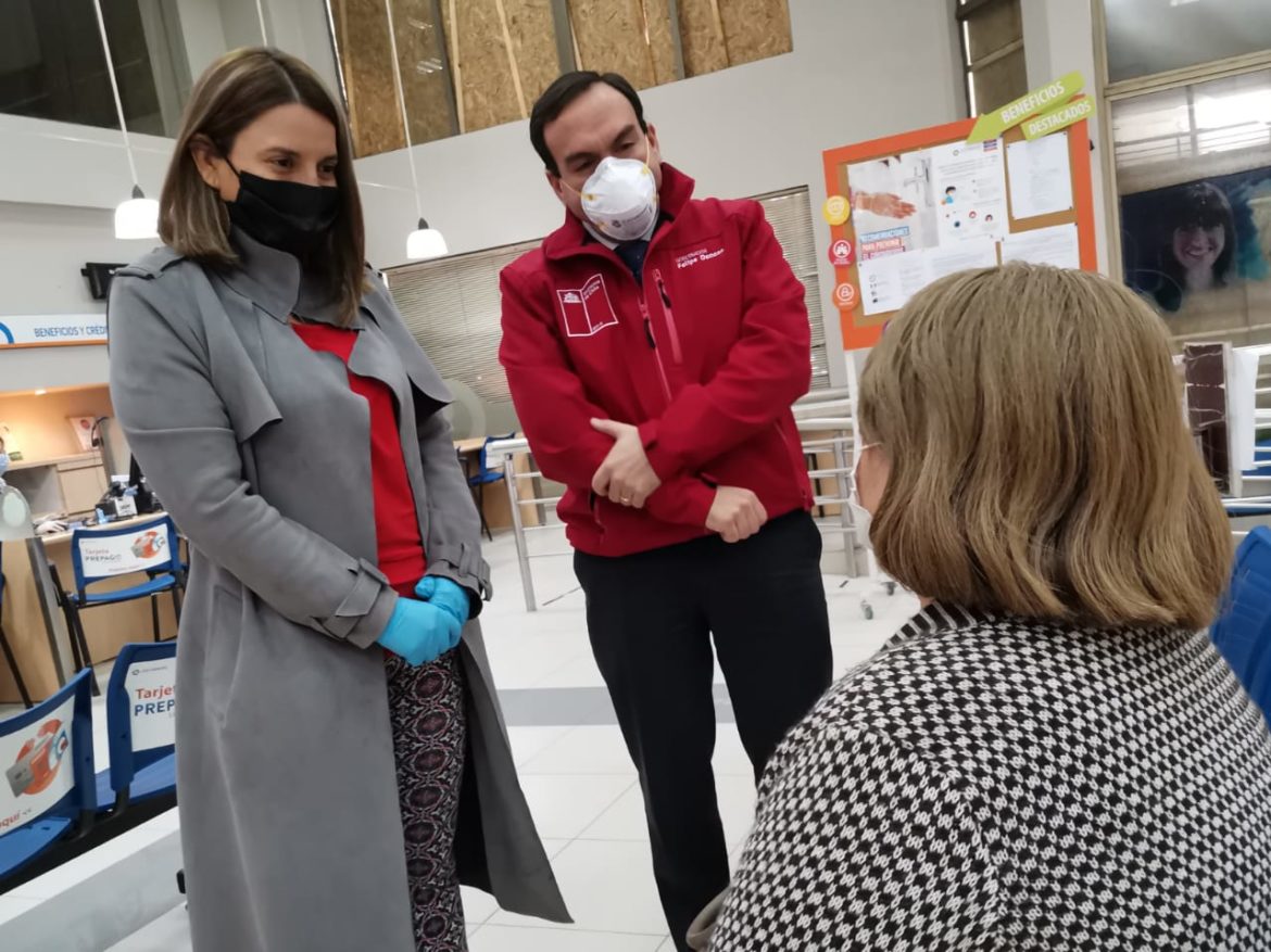 Autoridades maulinas supervisan el cobro del Bono Invierno 2020 en Talca