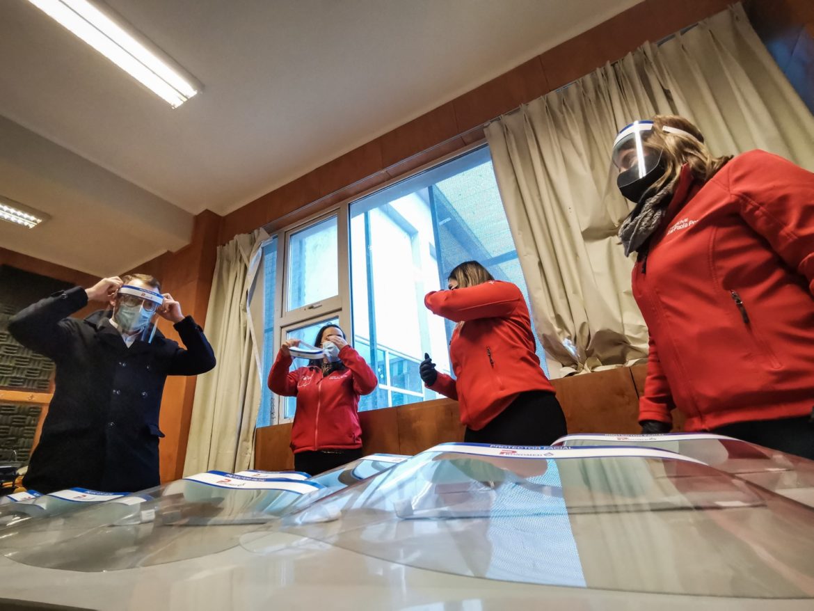 150 escudos faciales entregó el ISL para personal de la Seremi de Salud