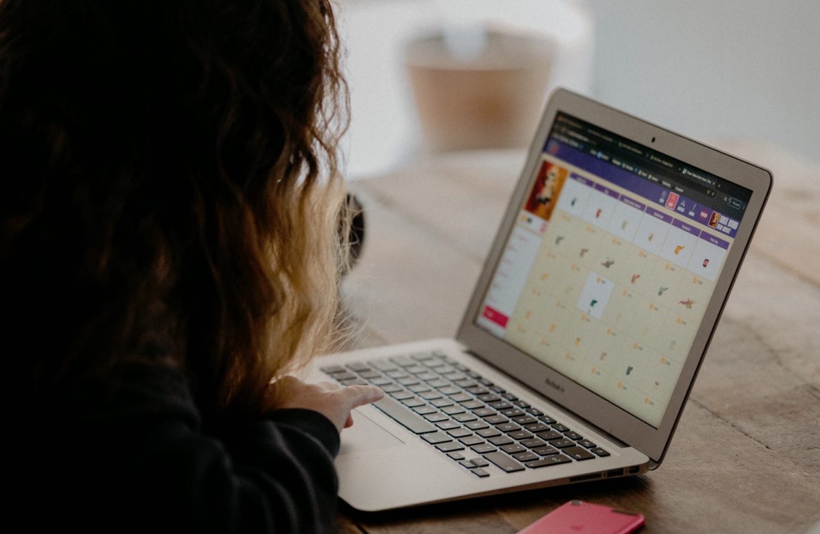 Clases desde casa: académica destaca que es fundamental que los escolares puedan valorar el aprendizaje autónomo