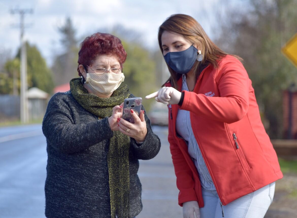 ¡Un ejemplo! Adulta mayor recorre hasta un kilómetro diario para enseñar a sus vecinos a usar redes sociales