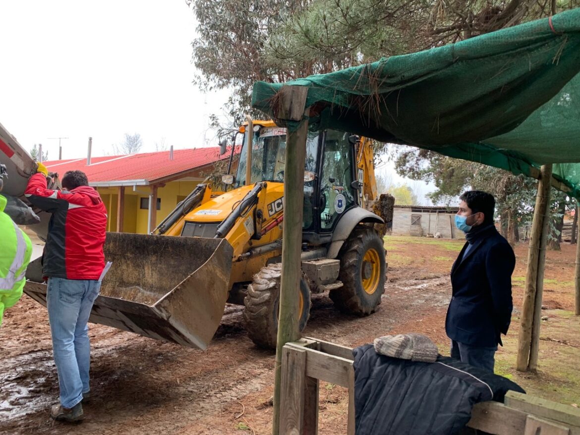 Avanzan obras de pavimentación del patio de la Escuela de Quinamávida