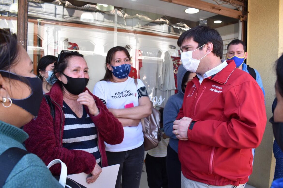 Autoridades coordinan ayuda económica para los 17 locatarios afectados por incendio a feria artesanal de Talca 