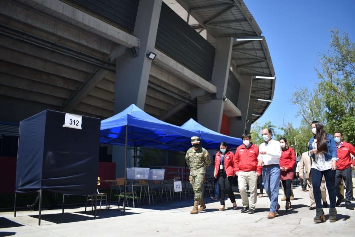Intendente y Ministro Monckeberg realizaron recorrido por local de votación para explicar medidas sanitarias del Plebiscito 