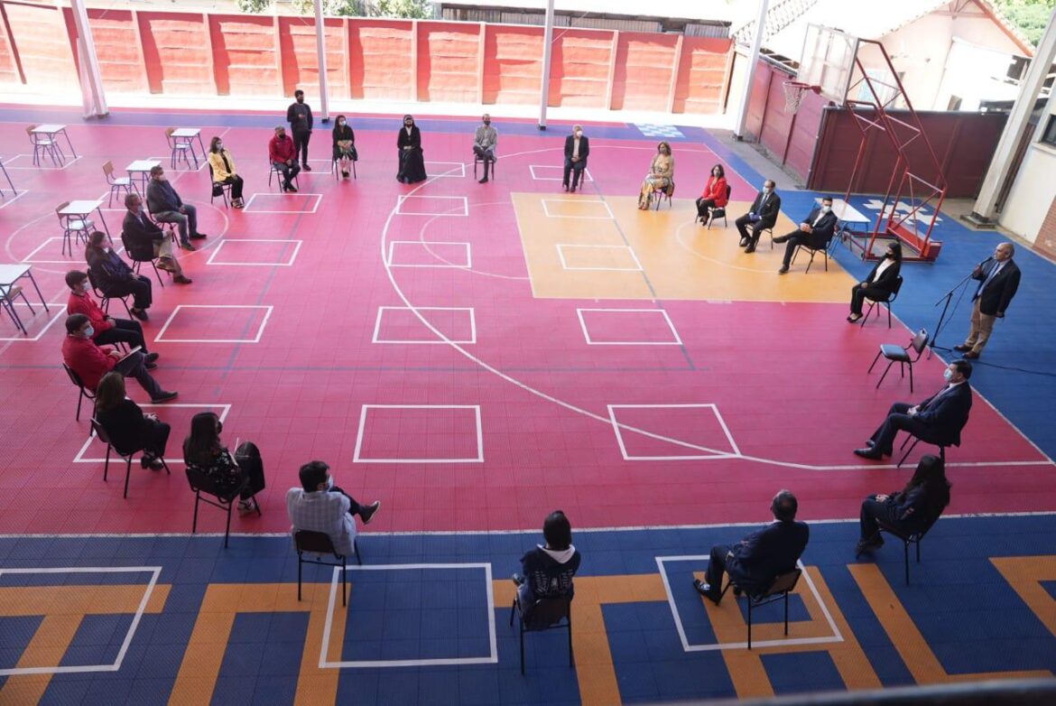 Ministro Raúl Figueroa visitó colegios de la región del Maule para dialogar sobre el retorno a clases presenciales