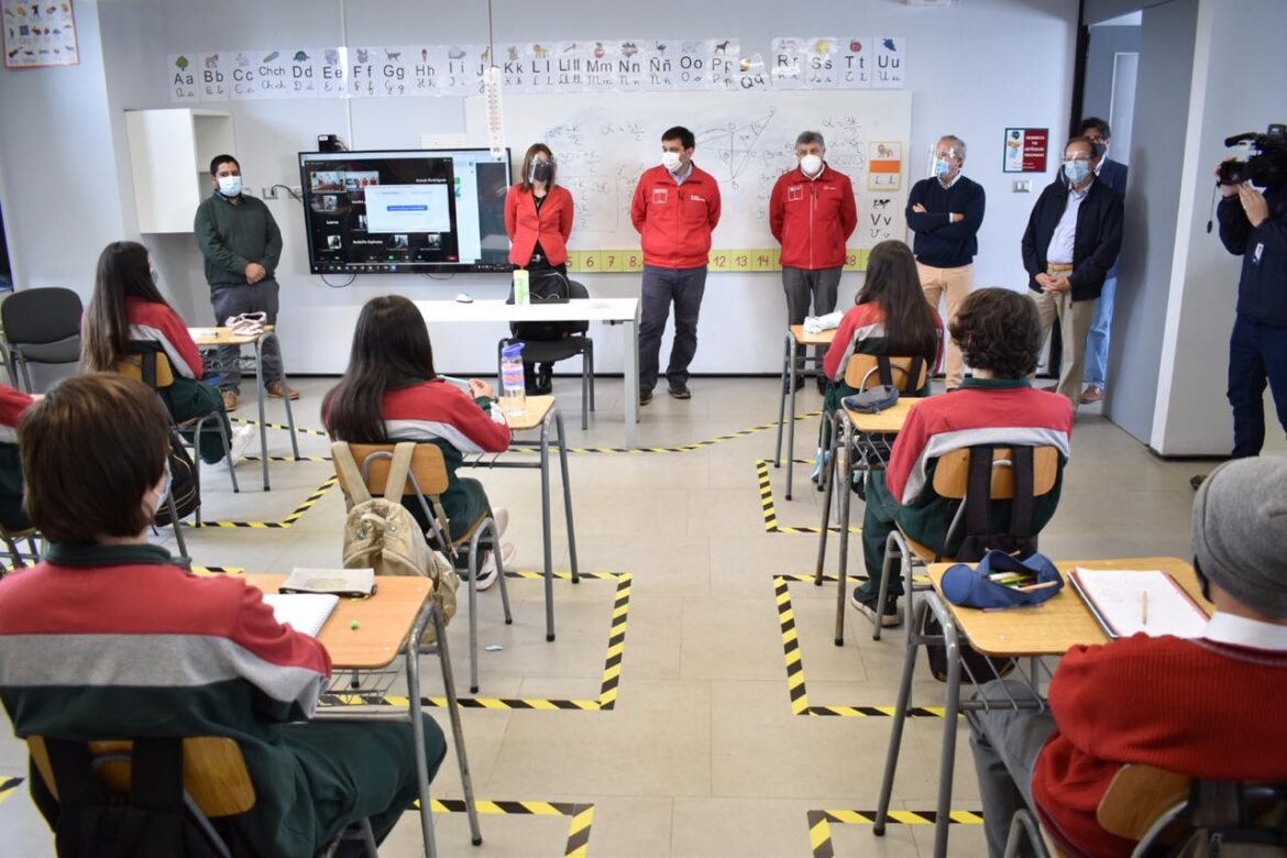 Autoridades acompañaron a alumnos de colegio Alborada de Linares en su regreso presencial