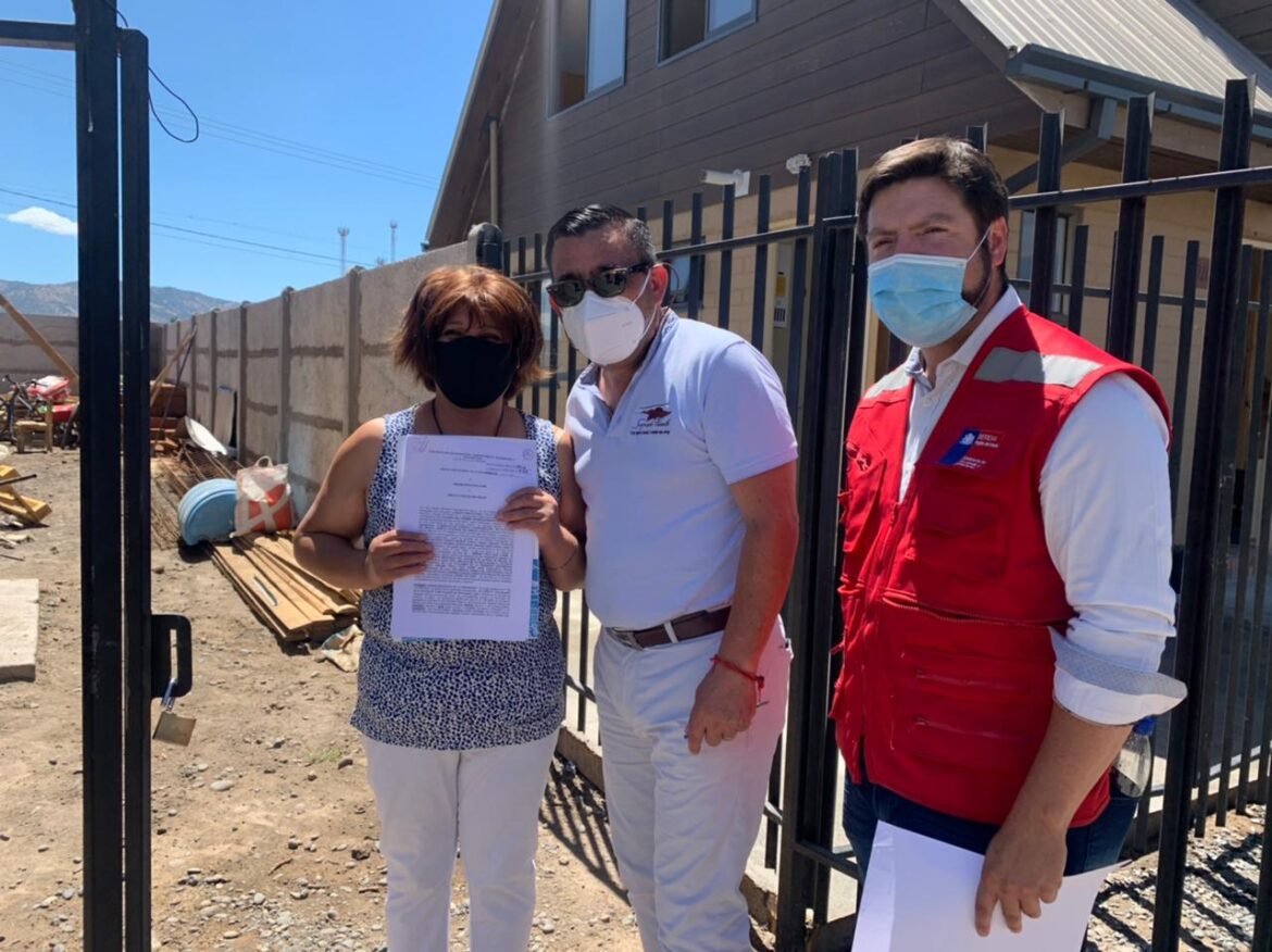 En la puerta de su casa 137 familias del conjunto “Los Naranjos” de Sagrada Familia, reciben escrituras de sus viviendas