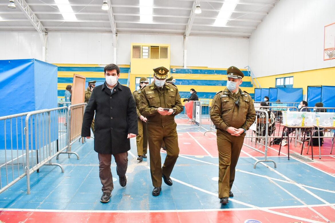 PHOTO-2021-05-16-14-24-31 Intendente Prieto verifica buen funcionamiento de locales de votación en el Maule