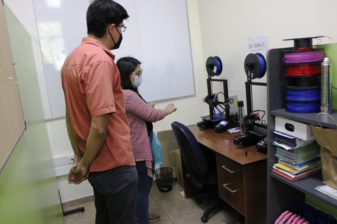 Mascarillas transparentes inclusivas son entregadas a establecimiento educacional de Parral